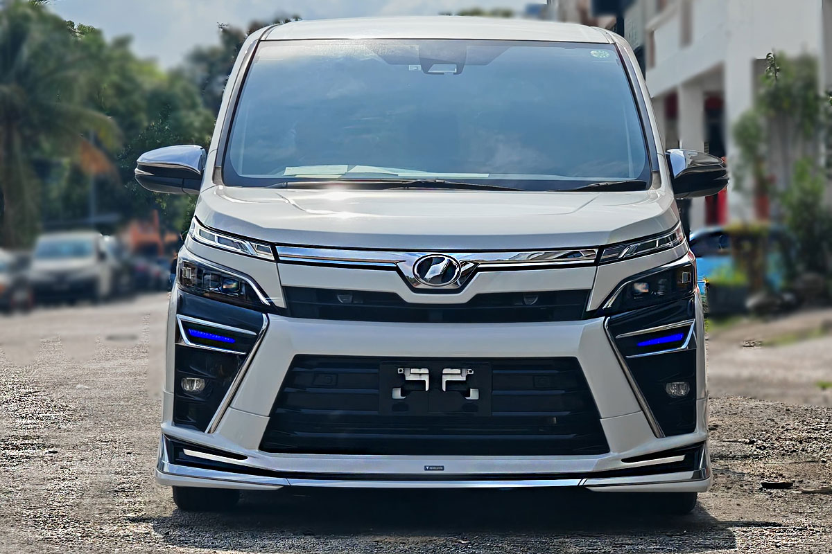 Toyota Voxy 2.0 ZS Kirameki 2 - Pacific Tanasa